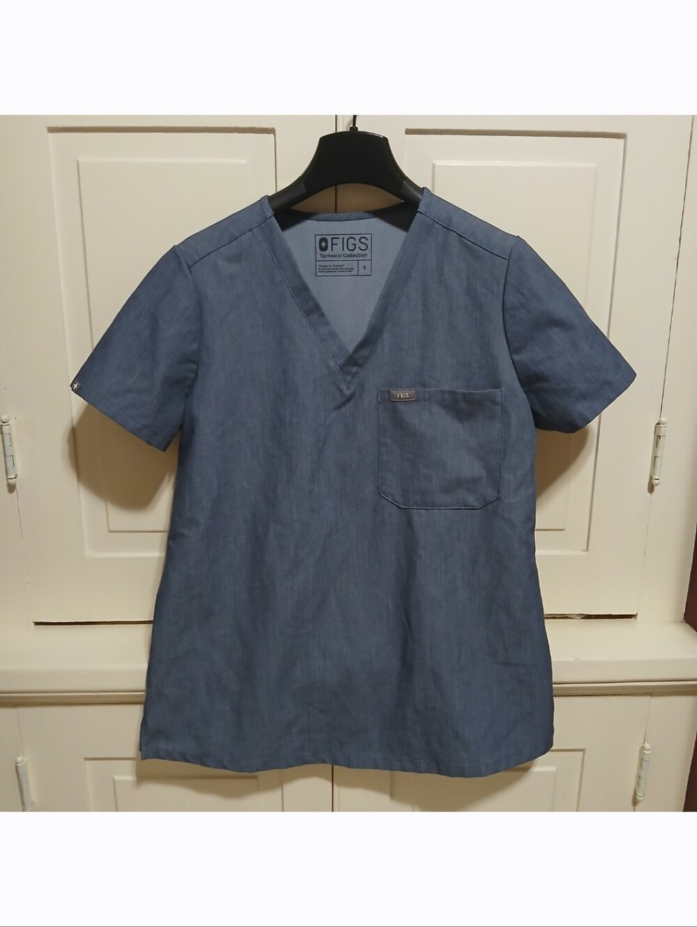 FIGS Women's Scrub Nurse Top Catarina One Pocket Grayish Blue Uniform